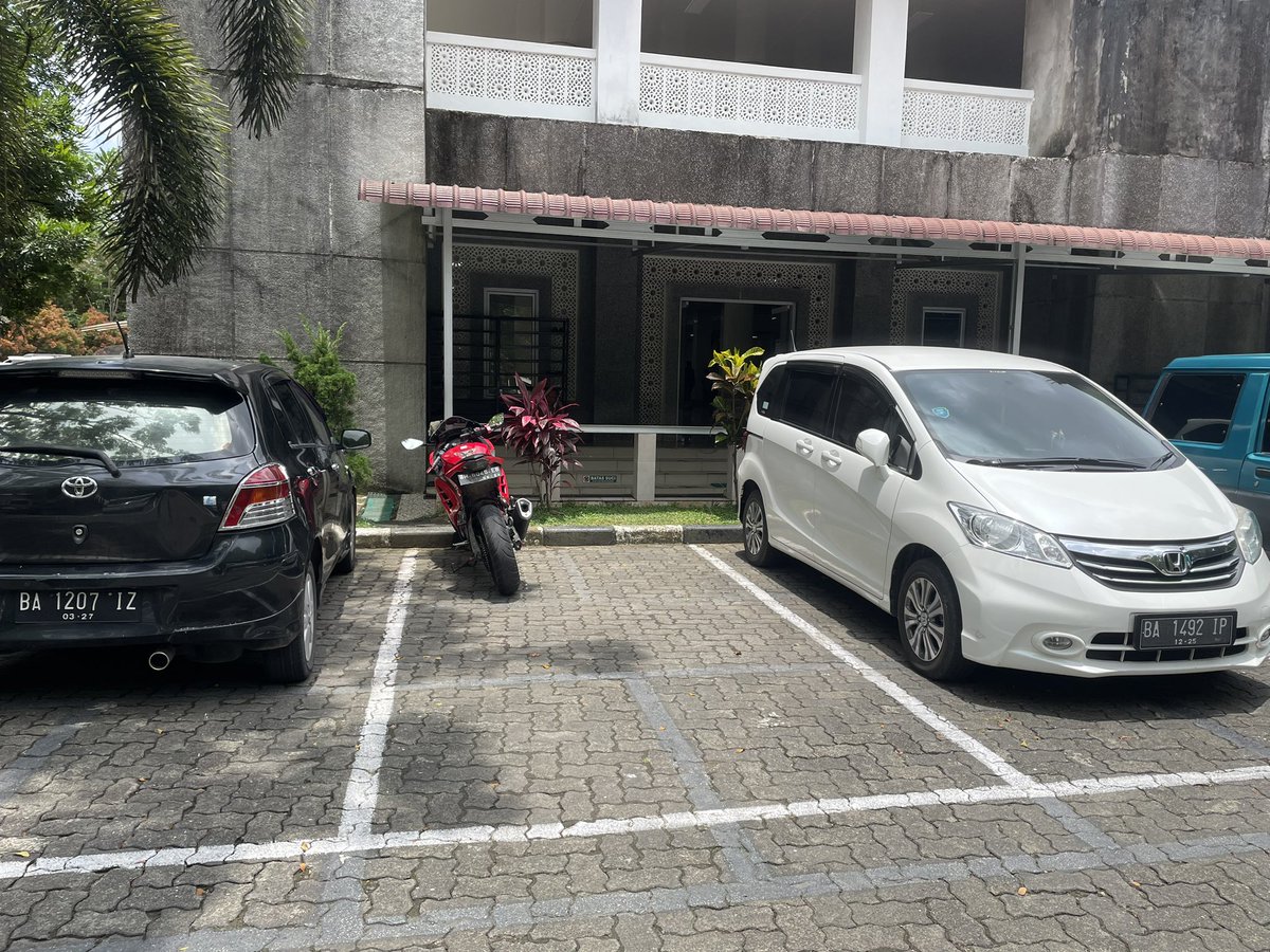 aasriputra's tweet photo. Hari ini di Mesjid Nurul Ilmi, @UnandOfficial. Ada kendaraan roda 2 parkir di tempat parkir mobil dan si pemilik tidak menyadari sudah menggunakan ruang terlalu besar hanya untuk motornya. Mungkin perlu menjadi perhatian bagi pihak manajemen kampus. #tertib https://t.co/aGQbxiyjqR