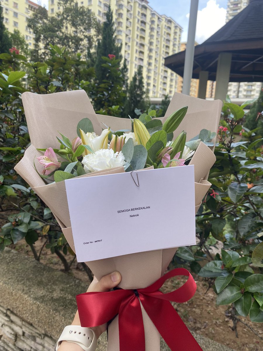 rubeenzra's tweet photo. Jangankan pakwe, nenek pun kasi flowerchimp sbg hadiah tunang :’) all im saying is jgn underestimate the gesture of bg bunga ya. It moves ppls heart 🤪🥰 https://t.co/pO79ttdPiU