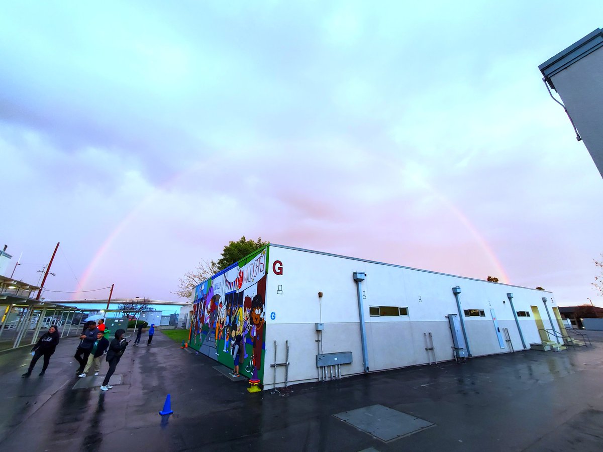 garfieldausdpta's tweet photo. Great turnout for @AusdGarfield's Open House tonight capped off with this gorgeous rainbow. We hope everyone has a wonderful Spring Break! https://t.co/9nNbGVIuYI