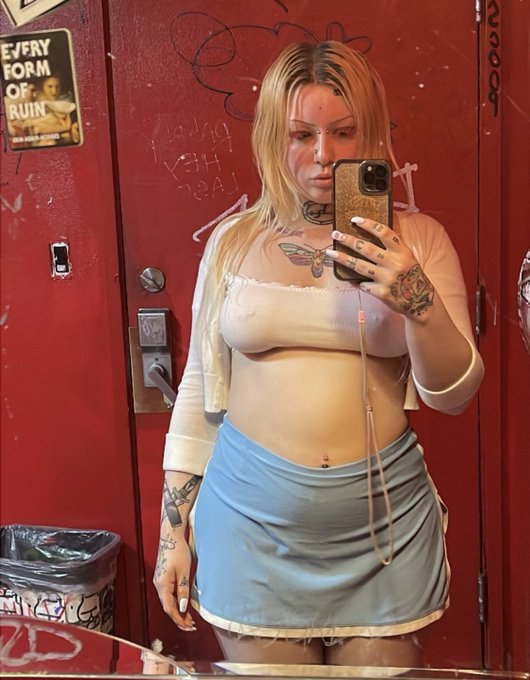 The way my nipple piercings nd a see thru shirt made me double in tips today 😌 https://t.co/QWPdsvDr
