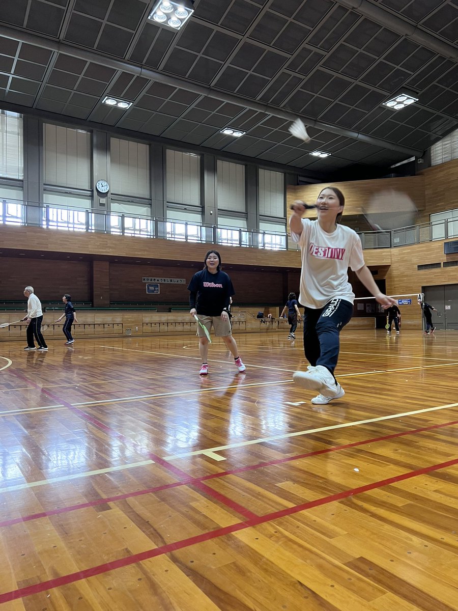 odona_1's tweet photo. 🏸🏃【休日に運動】🏃🏸

ほぼ3時間ブッ通しでバドミントン
めっちゃ疲れたし、めっちゃ楽しかった！

宮内さんまで参加してくれて大盛り上がり
菊地さんには勝てる気がしません。

#次こそリベンジ
#それまでに練習しないと
#ヘアピン対策
#スマッシュは怖いのでNG🙅‍♂️
#源史氏
#ユフラVS北花田 https://t.co/mv28jTGcFb
