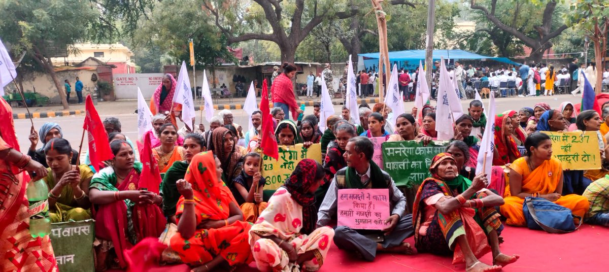 NREGA_Sangharsh's tweet photo. Workers from UP joined by their comrades from Karnataka today. Finding strength in each other to ensure our voices reach the powers that have been ignorant of the demands and plight of the workers.
#चोरी_बंद_करो_देरी_बंद_करो
#ReviveNREGA
#GuaranteeRightToWork
#NREGA_बचाओ https://t.co/JAvz5M2HgL