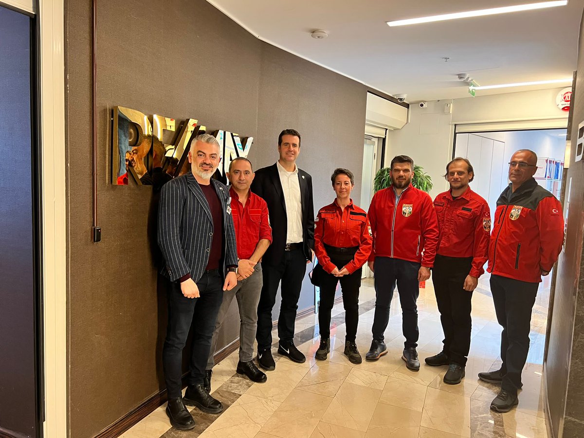 AKUTDernegi's tweet photo. Ülkemizde yaşanan depremlerin ardından Derneğimize destek veren RE/MAX TÜRKİYE ailesini ziyaret ettik.
Kendilerine Derneğimize olan desteklerinden dolayı teşekkür ederiz. https://t.co/KxK97uwJS9