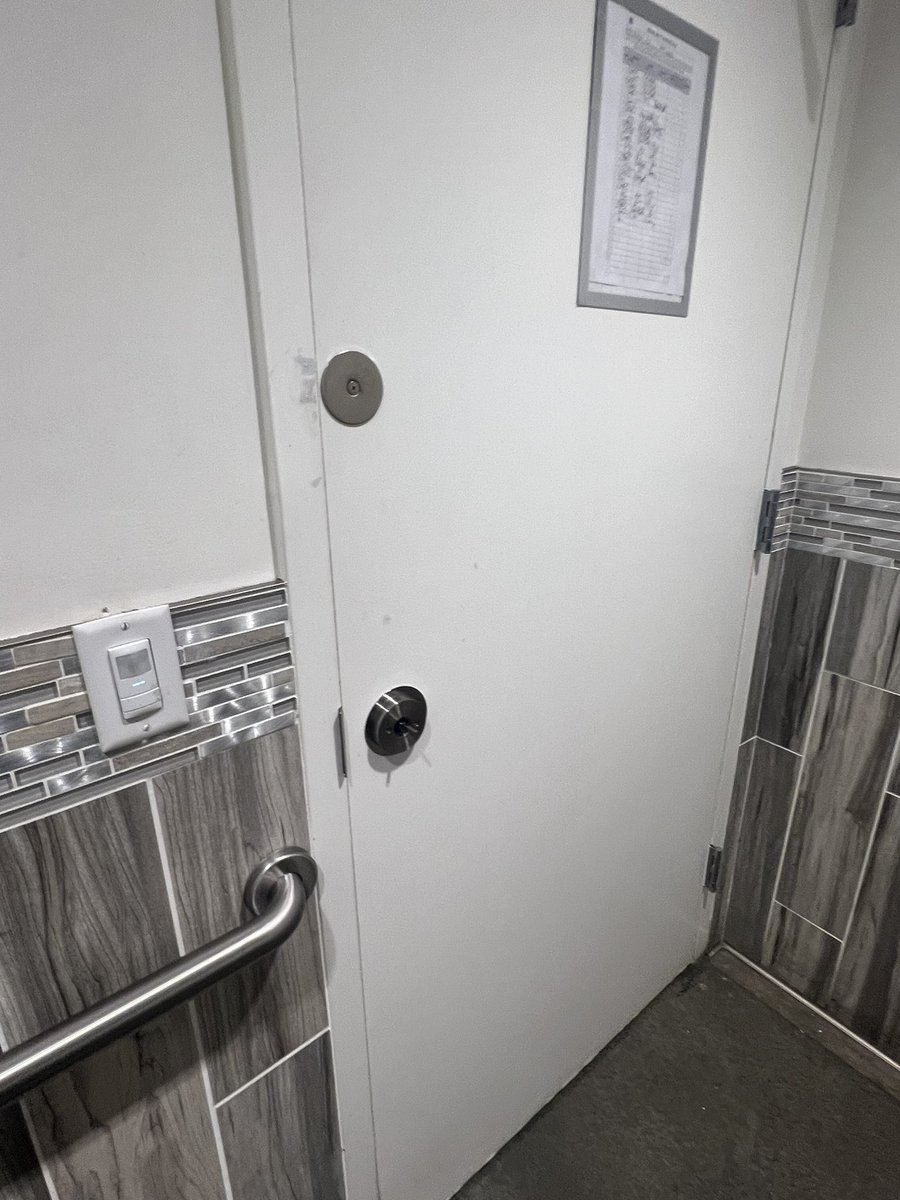 Hey y’all I’m stuck in the bathroom at bulldoc they can’t hear me pounding on the door plz send help they have live music and can’t hear me banging on the door