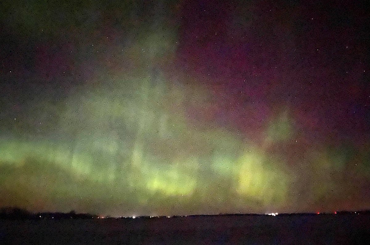 contrary_maryy's tweet photo. Got to check out the Northern Lights tonight. 💚💜✨ https://t.co/XtcMpEaNhP