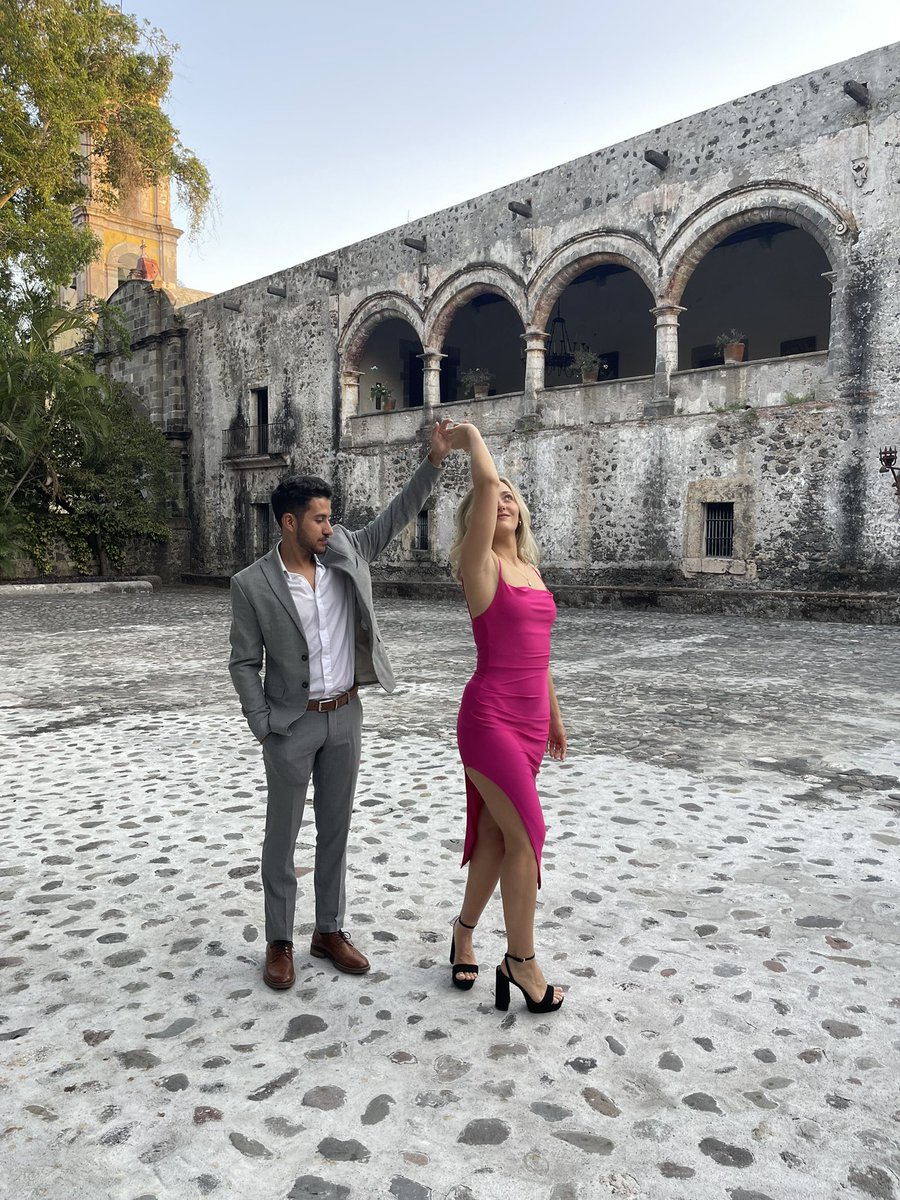 PopeRdz's tweet photo. Nos gusta bailar en las bodas 🥰 https://t.co/XCJzlmEj6e