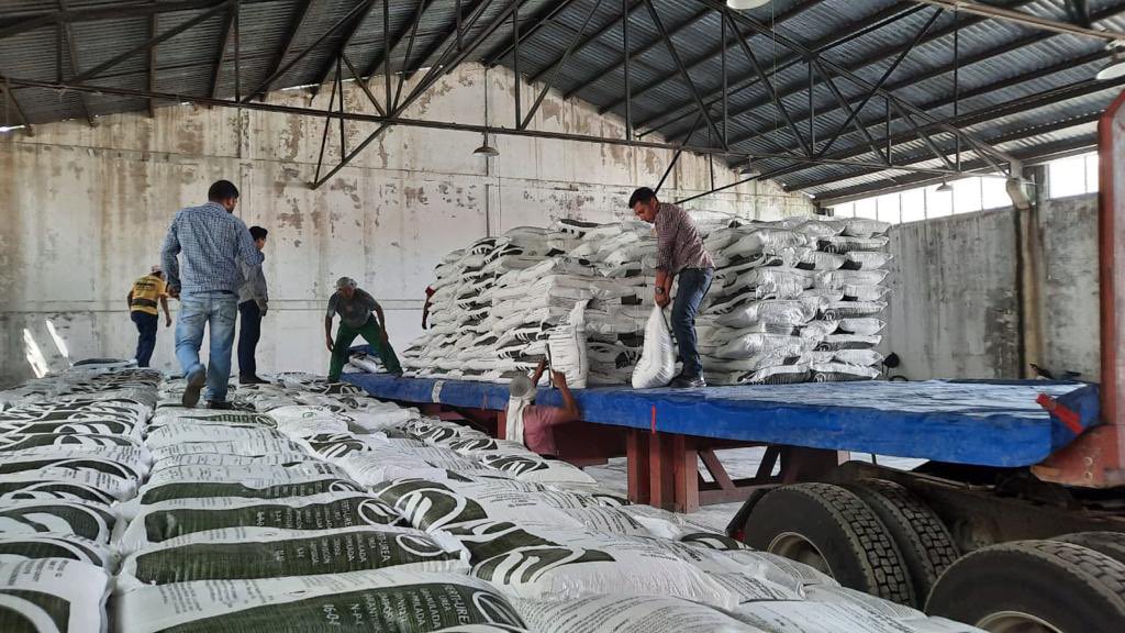 agricultura_hg's tweet photo. Llegan los primeros camiones con #FertilizantesParaElBienestar a #Hidalgo, para el abasto de los 34 Centros de Distribución, donde se realizará la entrega gratuita y directa de aproximadamente 33 mil 500 toneladas de fertilizantes, en beneficio de 70 mil productoras y productores https://t.co/B6Rg3DYiLB