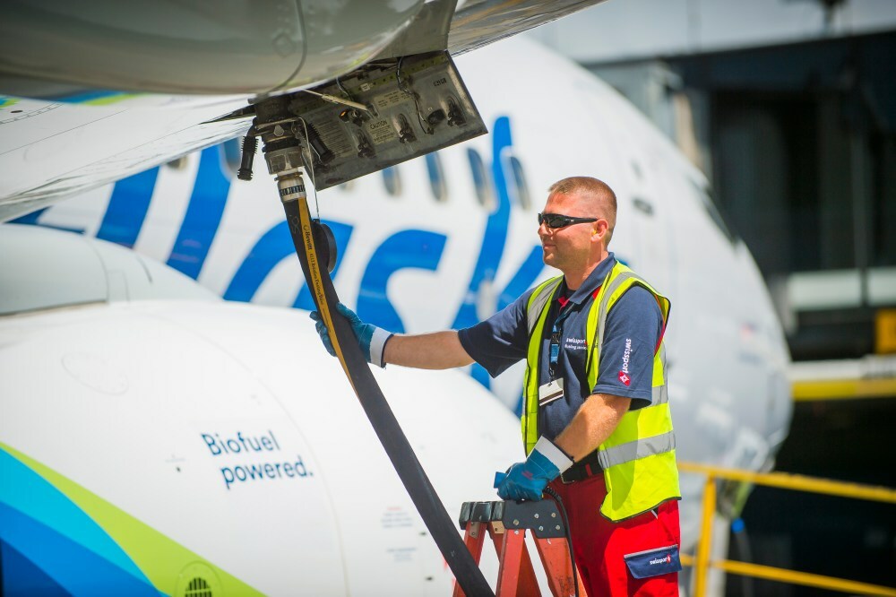 AvSourceNews's tweet photo. #NEWS | Alaska Airlines has now forged an agreement with Shell Aviation for the supply of sustainable aviation fuel (SAF).
Read more at AviationSource!
https://t.co/A4KksFds3v
#AlaskaAirlines #ShellAviation #AvGeek #sustainableaviationfuel https://t.co/AuEyG3M1iC