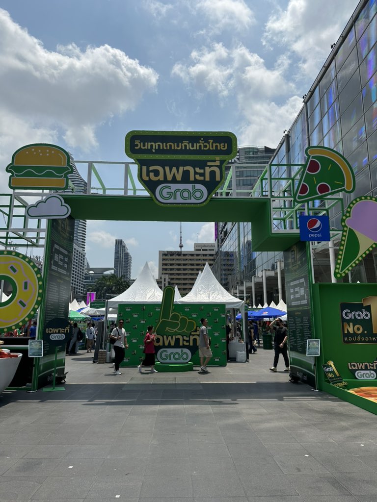 GrabTH's tweet photo. ทุกคนร้านค้าในงานเริ่มขายกันแล้วน้าาไม่ว่าจะเป็นร้าน Phuketique, Oum’s great crep, ยำปูม้าเจ็ดยอด

พี่แกร็บมีไลฟ์ วันนี้ 18.00 น. 
คลิกเลย 👉 https://t.co/KwFRaUEY36

เรานัดเทรน
#.เฉพาะที่GrabFoodxGF4EVEProxie 
แล้วเจอกันน้าา

#4EVE #PROXIEth #GeminiFourth #GrabTH https://t.co/hFGoiizEDr