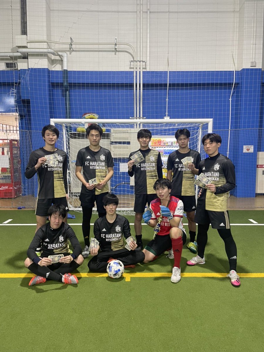 RitsHaratani's tweet photo. 最高の後輩に囲まれてサークルから追い出されたり、マネとユニバいったりサッカーしたり、フットサルの大会出て賞金稼いだり、もちろんサッカーしたり

バイトとの両立も可能でサッカーも遊びも真剣に楽しめて、こんな良いサークルこれ以上に無いです。

新入生はもちろん、新2回生もまだまだ募集中！ https://t.co/UJdvYRykpk
