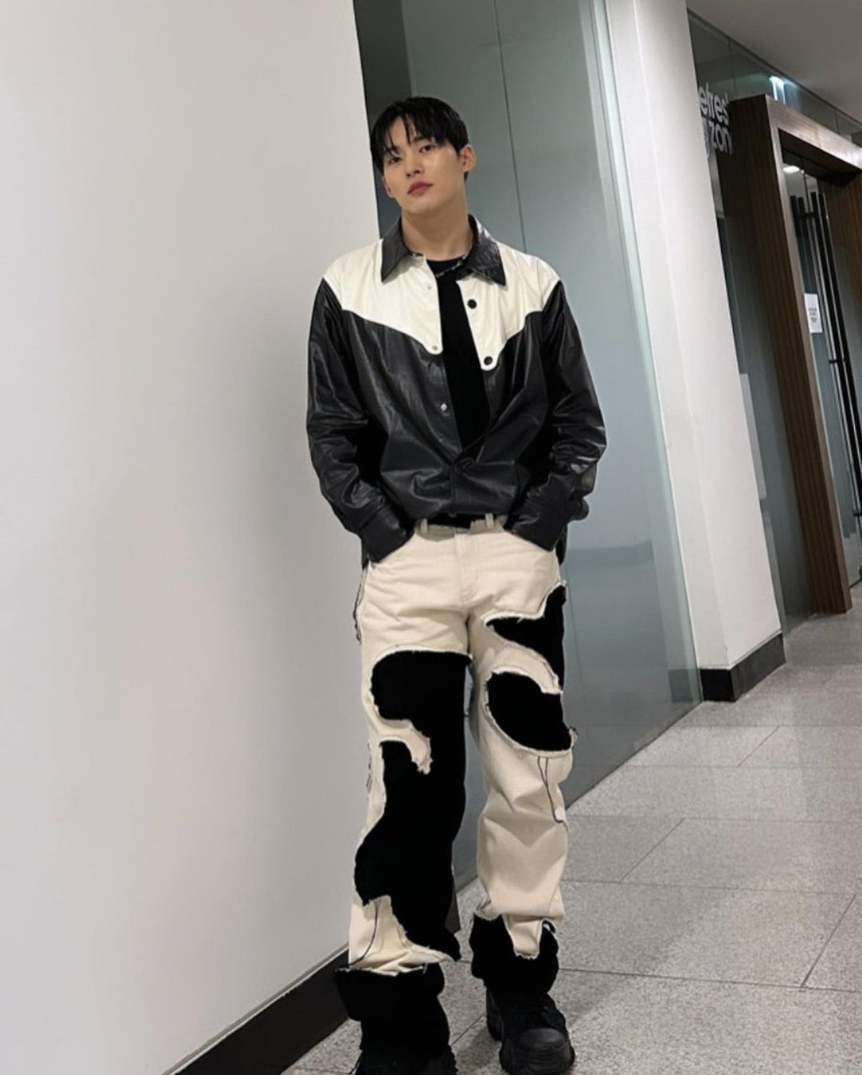 IDOL_ALLDAY's tweet photo. ▶ 셀럽 : 원밀리언 백구영
▶ 어디 : 230320 백구영 인스타그램
▶ 브랜드 : 셔츠 - 팔렛 (Fallett)
▶ 모델명 : 웨스턴 레더 셔츠 블랙
#1MILLION #MihawkBack https://t.co/CBjBixVdnv