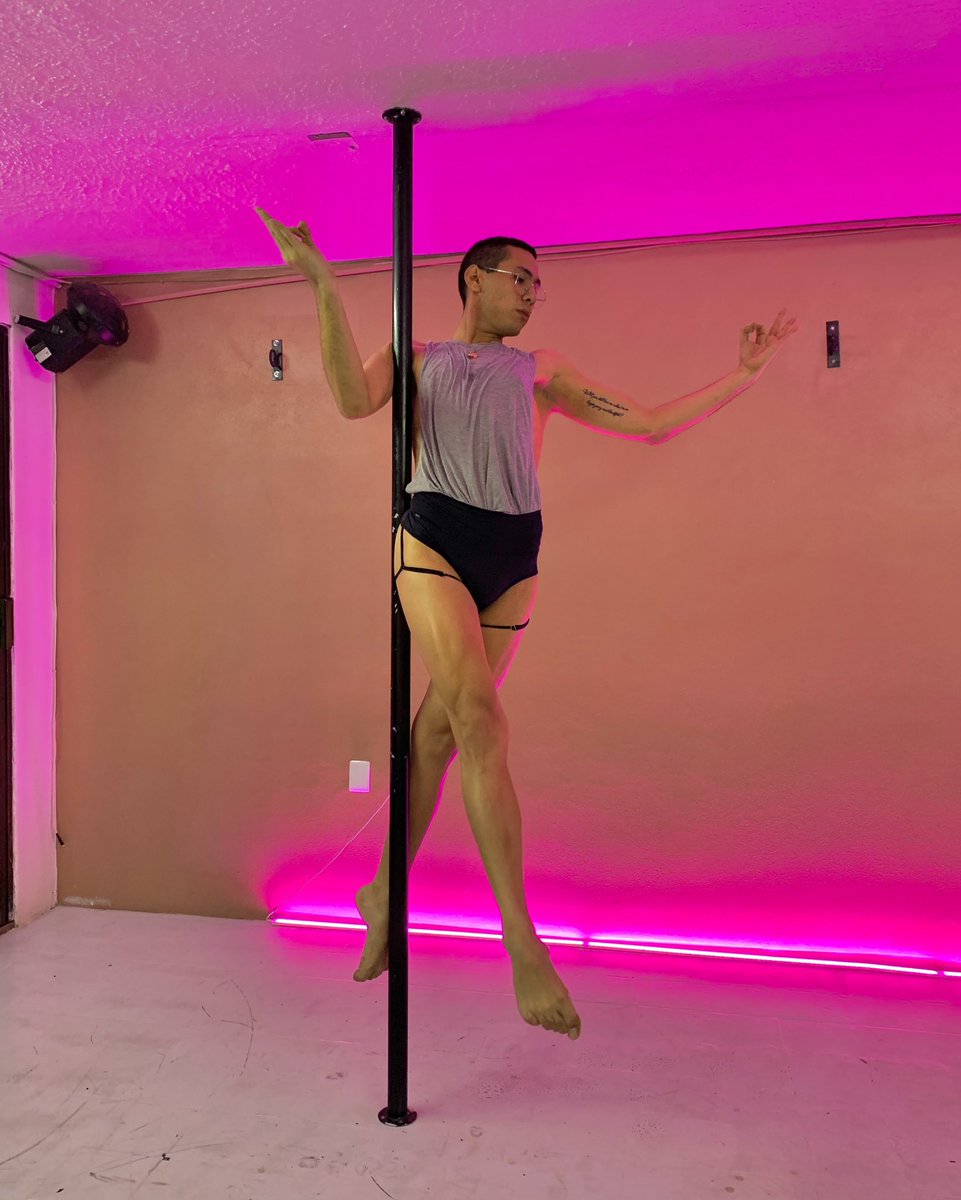 ErnestoSpears3's tweet photo. Mira mamá sin manos! 💜 #poledance #poleman #poleboy https://t.co/81TCWeOzPC