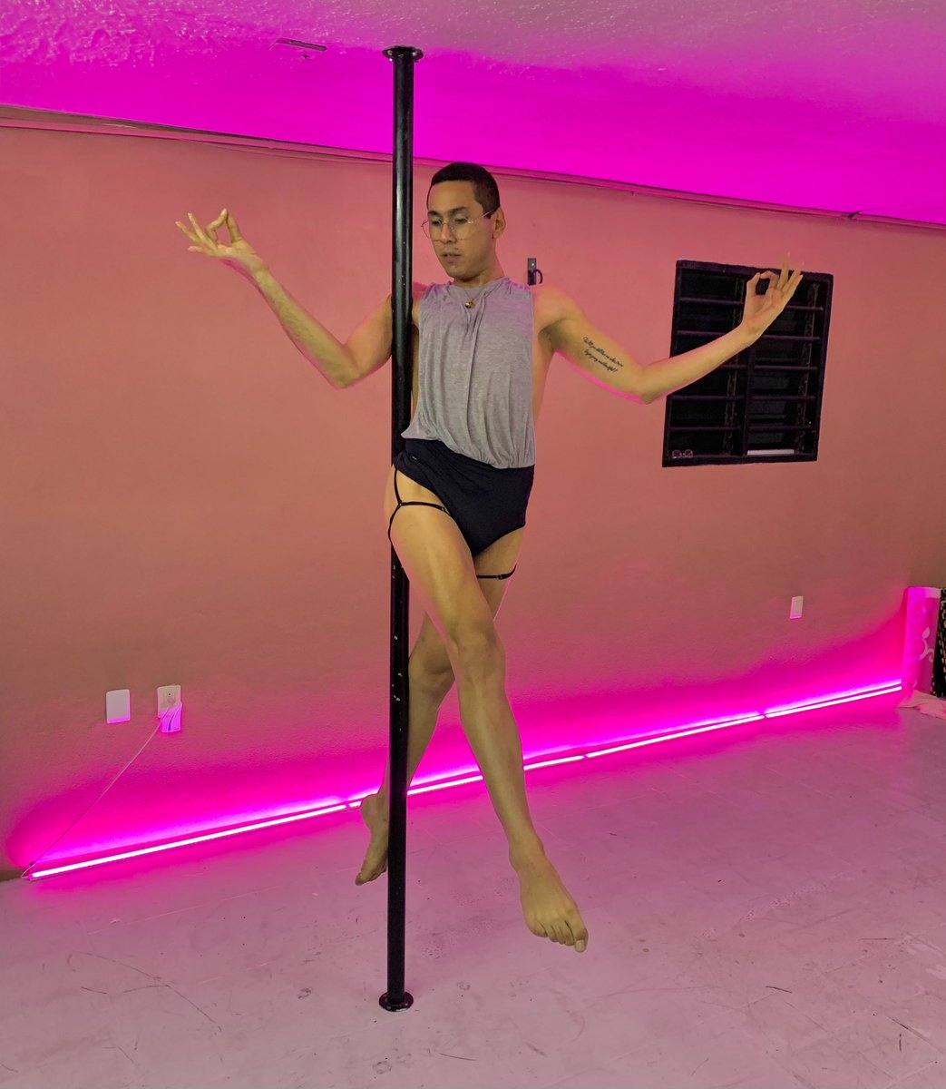 ErnestoSpears3's tweet photo. Mira mamá sin manos! 💜 #poledance #poleman #poleboy https://t.co/81TCWeOzPC
