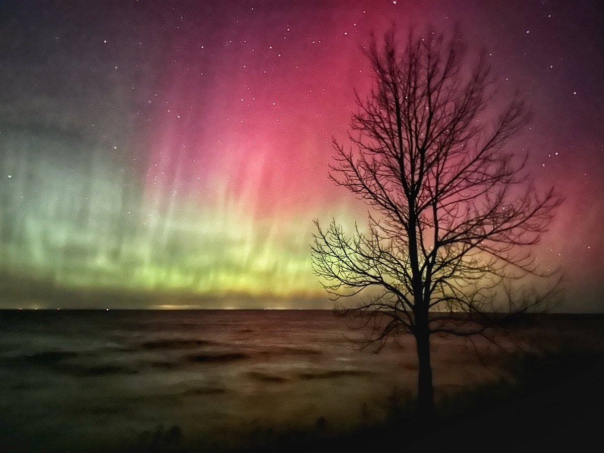 It’s been a dream of mine to see auroras in real life. Went to Alaska last year and didn’t see them. Saw kp of 7.3 and drove to Lake Ontario for the most beautiful display!!! I think I shed a few tears tonight. 🥹

#aurora #AuroraBorealis #ontario #buffalo #nywx