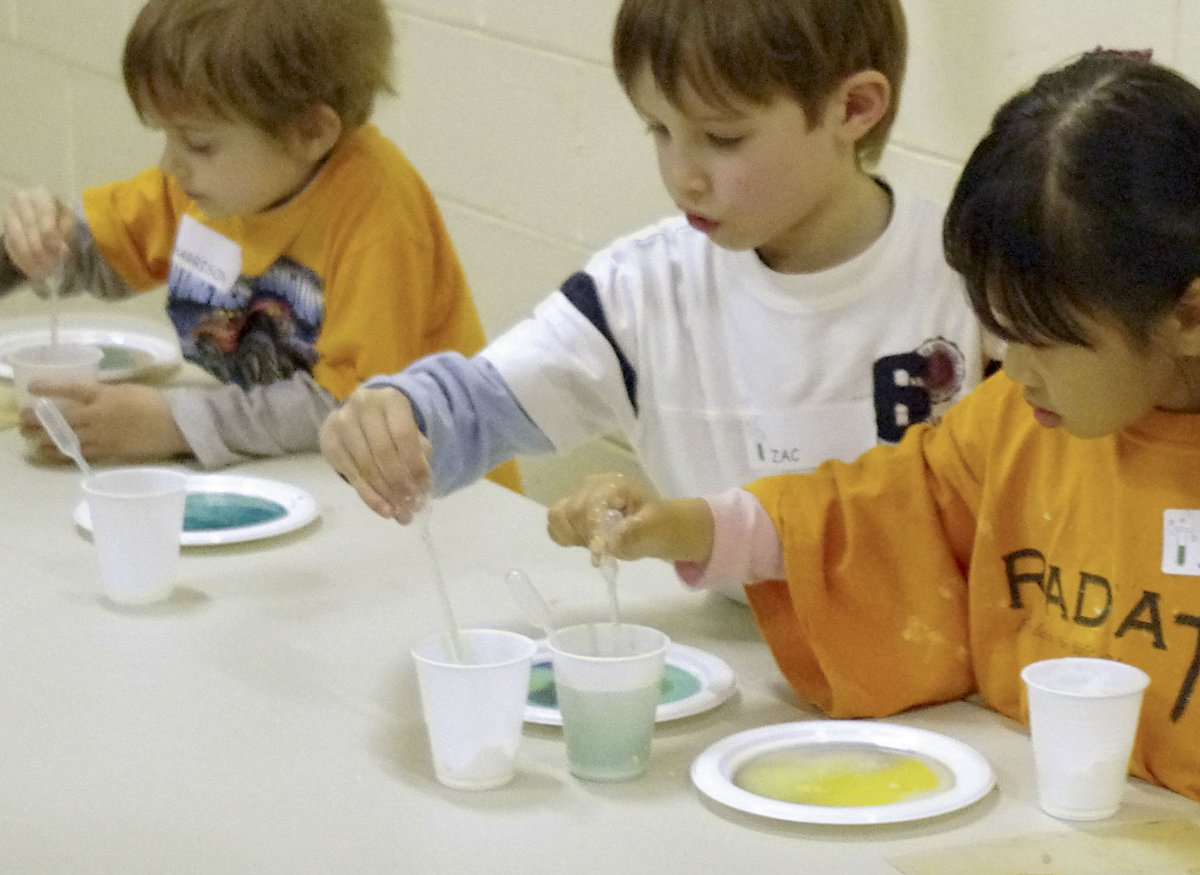FizzicsEd's tweet photo. Colourful milk rainbow science experiment. 
#STEM #fizzicsed #inquiryed #scied #lessonplans
https://t.co/1pKAuSHZhJ https://t.co/SGbQpqRFeS