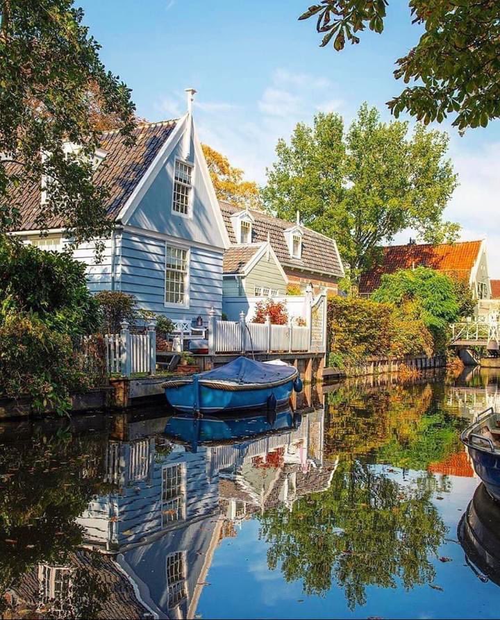 The beautiful houses and canals of Broek in Waterland, The Netherlands 🇳🇱 
📸 IG amsterdamcanals