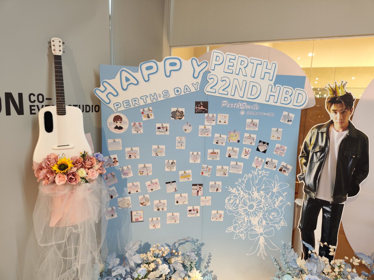 PerthSmile_CN's tweet image. Perth's 22nd Birthday Project (3）

PERTH TANAPON THE 22ND STORY

Our booth is ready🎉🎉
Welcome to check in🥰🥰
You can write a message on the spot
Let's celebrate our boy's birthday together @perthppe 🖤🫶

thx @AllAroundPerth
#Perth22ndBirthday
HBD PERTH
#PerthTanapon #KDPPE