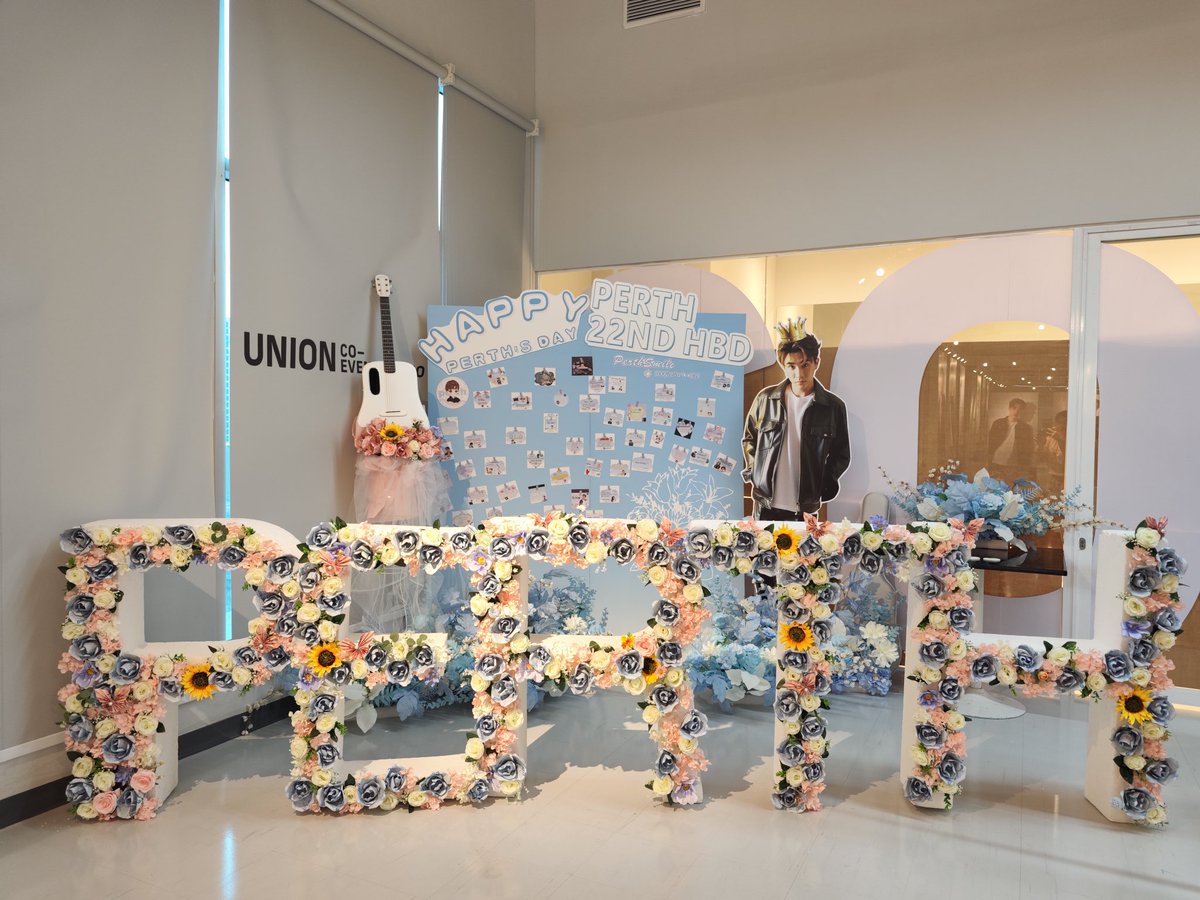 PerthSmile_CN's tweet image. Perth's 22nd Birthday Project (3）

PERTH TANAPON THE 22ND STORY

Our booth is ready🎉🎉
Welcome to check in🥰🥰
You can write a message on the spot
Let's celebrate our boy's birthday together @perthppe 🖤🫶

thx @AllAroundPerth
#Perth22ndBirthday
HBD PERTH
#PerthTanapon #KDPPE