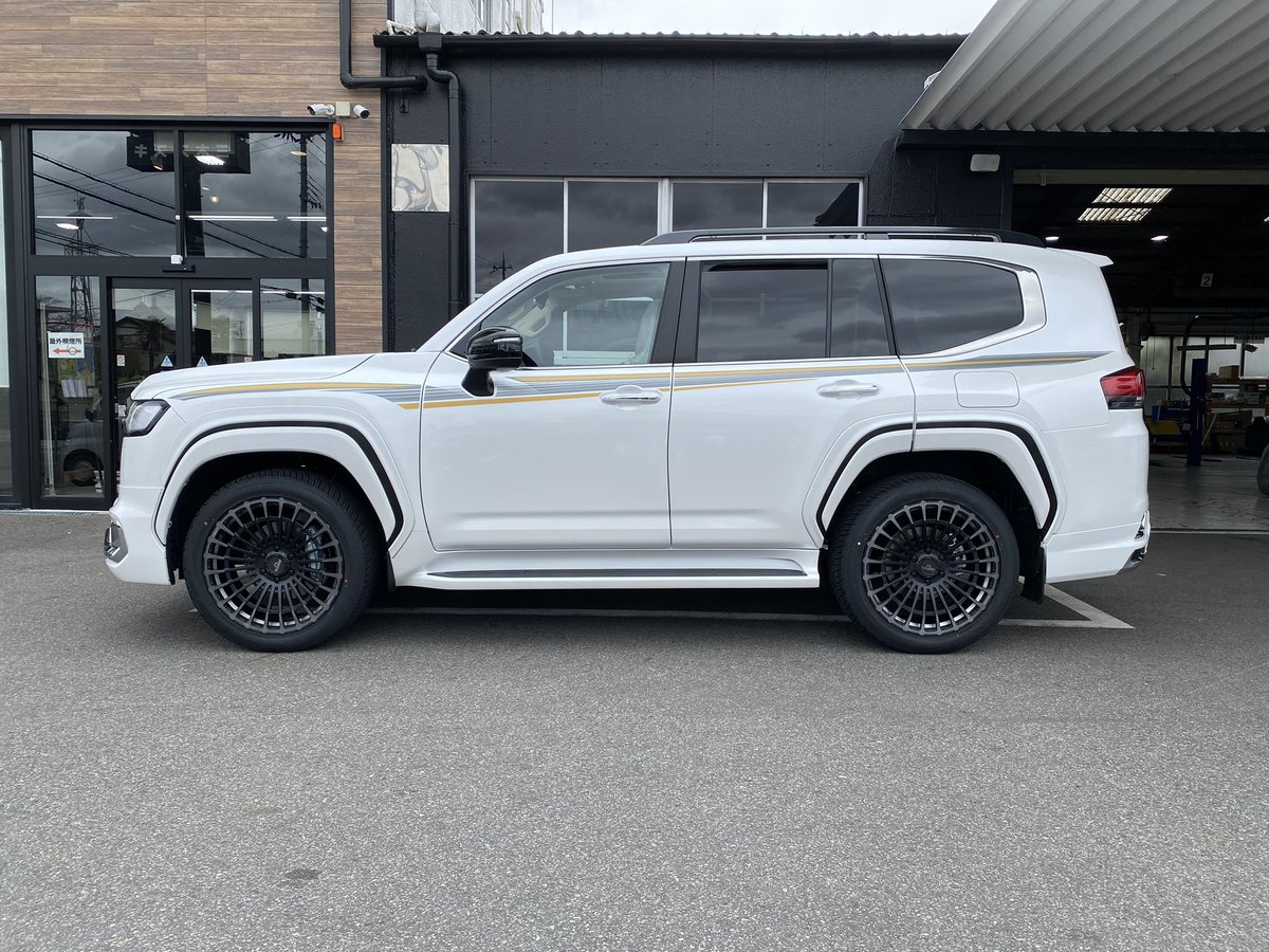 kouta_success51's tweet photo. ついに装着🛞想像以上にかっけ。
#ランクル300
#lc300
#mclimb
#weed4x4
#nomadforged
#オリジナルホイール
#ランクル300専用
#22inch
#mclimbの素敵な仲間
#皆さんありがとうございました https://t.co/wui41yCAwg