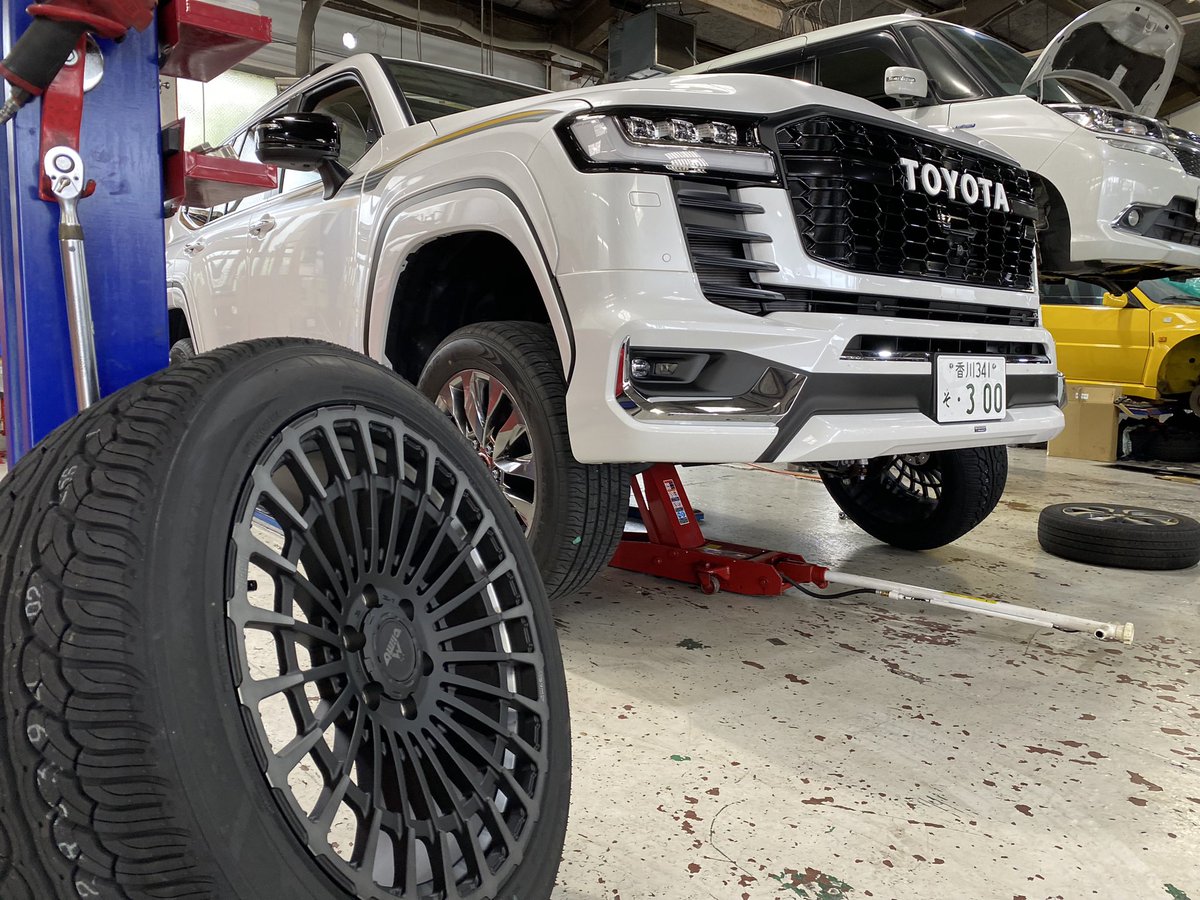 kouta_success51's tweet photo. ついに装着🛞想像以上にかっけ。
#ランクル300
#lc300
#mclimb
#weed4x4
#nomadforged
#オリジナルホイール
#ランクル300専用
#22inch
#mclimbの素敵な仲間
#皆さんありがとうございました https://t.co/wui41yCAwg