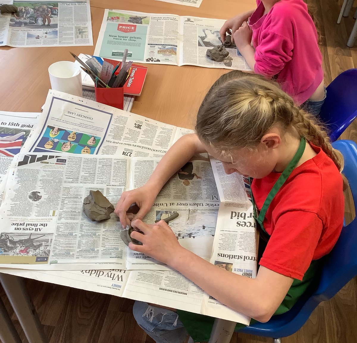 In #Year4 the children in #Beech class made a prototype greek vase/urn! They used different skills to make the shape and smooth out the clay.

#LaindonPark #LaindonParkPrimary #LaindonPrimary #Laindon #Art #Crafts #Zenith