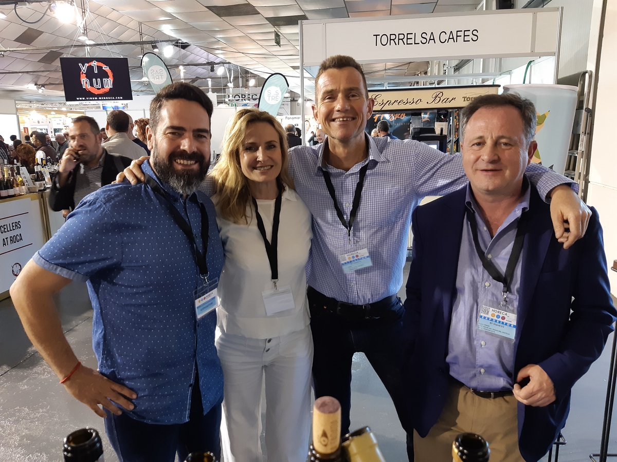 ADHalliwell's tweet photo. At the #horeca fair in #Menorca. Left to right:
@BrunoMurciano (Bruno Murciano)
@RuzCoque (#CataRuz)
@ADHalliwell (#BodegasObalo, TerraSelecta)
Óscar (#TerraSelecta) https://t.co/WgrpIoGaWk
