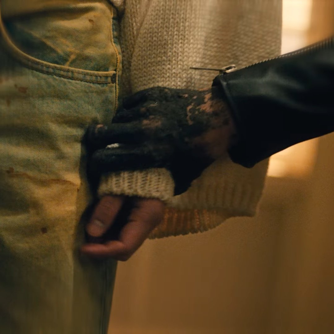 minieskies's tweet photo. So the girl in the MV was playing the hardware version/ part of himself he didn't want to Face and at the end he finally accepts her that's why his own hand is muddy instead because his personas are finally one https://t.co/OPTHwQgsAh