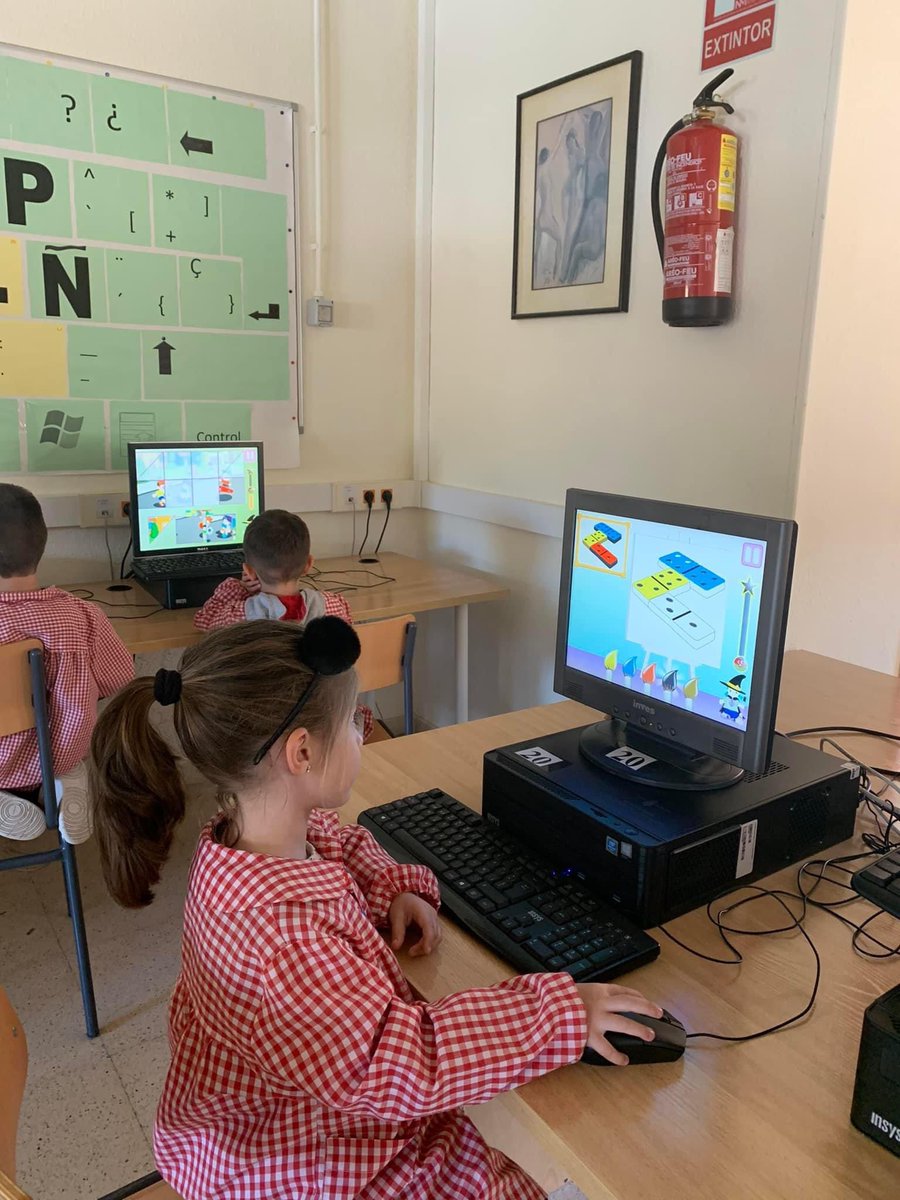4 años B. Con nuestra seño María, hemos subido al aula Plumier, hemos movilizado el ratón con la mano y ¡¡¡se han movido los círculos de colores !!!!🔴🔵🟣🟢, También hemos hecho puzzles. ¡¡¡Lo hemos pasado genial!!! 👏🏻👏🏻👍🏻👍🏻