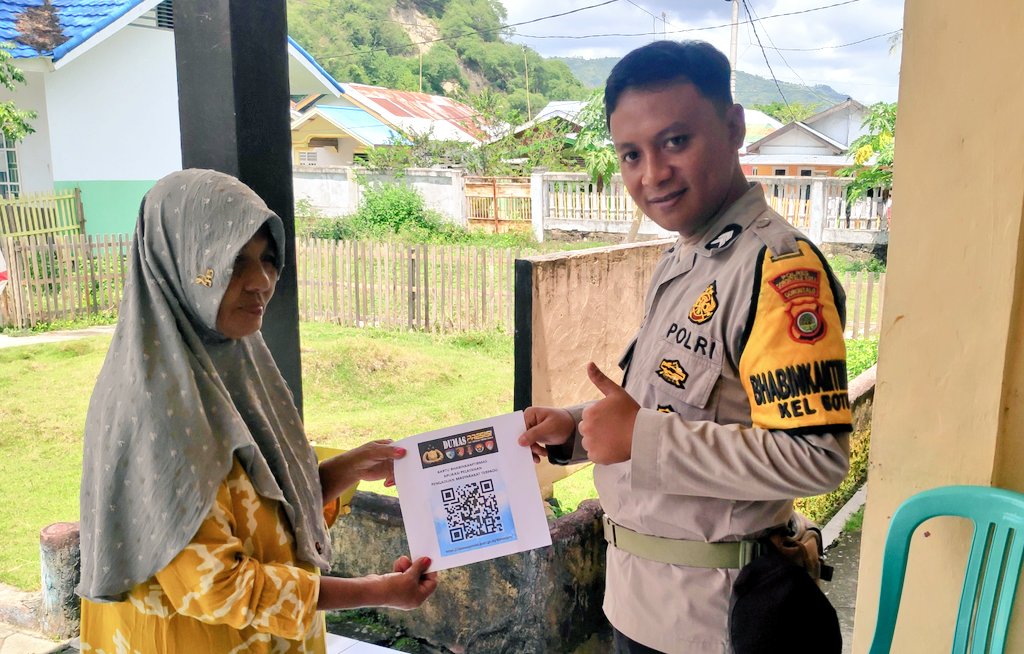 Bhabin_Botu's tweet photo. Sosialisasi DUMAS PRESISI &amp; Layanan CALL CENTER POLRI 110 selalu masif dilakukan kepada warga masyarakat.

#KapolrestaGorontaloKota #PolriPresisi #ListyoSigitPrabowo #DivisiHumasPolri #Bhabinkamtibmas #PolsekKotaTimur #PoldaGorontalo #HumasPolrestaGorontaloKota https://t.co/UNbTYr0WBK