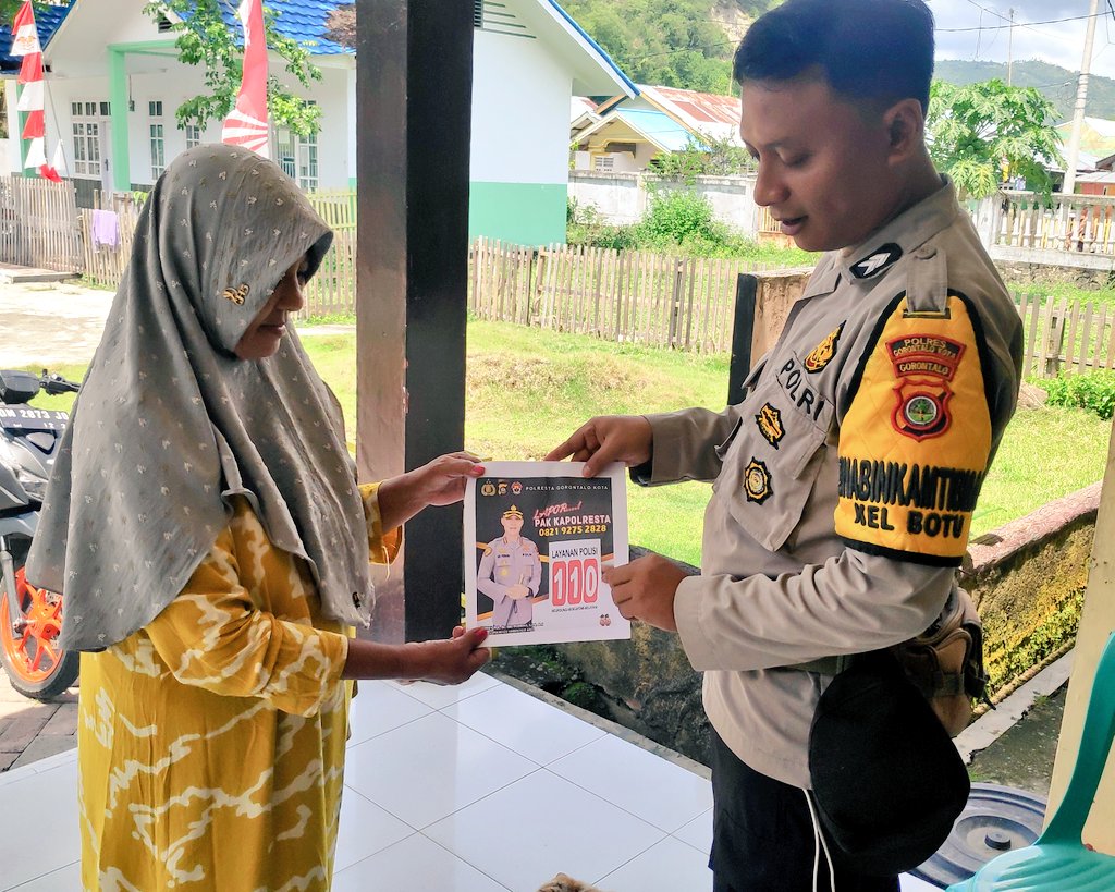 Bhabin_Botu's tweet photo. Sosialisasi DUMAS PRESISI &amp; Layanan CALL CENTER POLRI 110 selalu masif dilakukan kepada warga masyarakat.

#KapolrestaGorontaloKota #PolriPresisi #ListyoSigitPrabowo #DivisiHumasPolri #Bhabinkamtibmas #PolsekKotaTimur #PoldaGorontalo #HumasPolrestaGorontaloKota https://t.co/UNbTYr0WBK