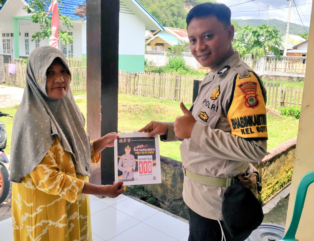Bhabin_Botu's tweet photo. Sosialisasi DUMAS PRESISI &amp; Layanan CALL CENTER POLRI 110 selalu masif dilakukan kepada warga masyarakat.

#KapolrestaGorontaloKota #PolriPresisi #ListyoSigitPrabowo #DivisiHumasPolri #Bhabinkamtibmas #PolsekKotaTimur #PoldaGorontalo #HumasPolrestaGorontaloKota https://t.co/UNbTYr0WBK