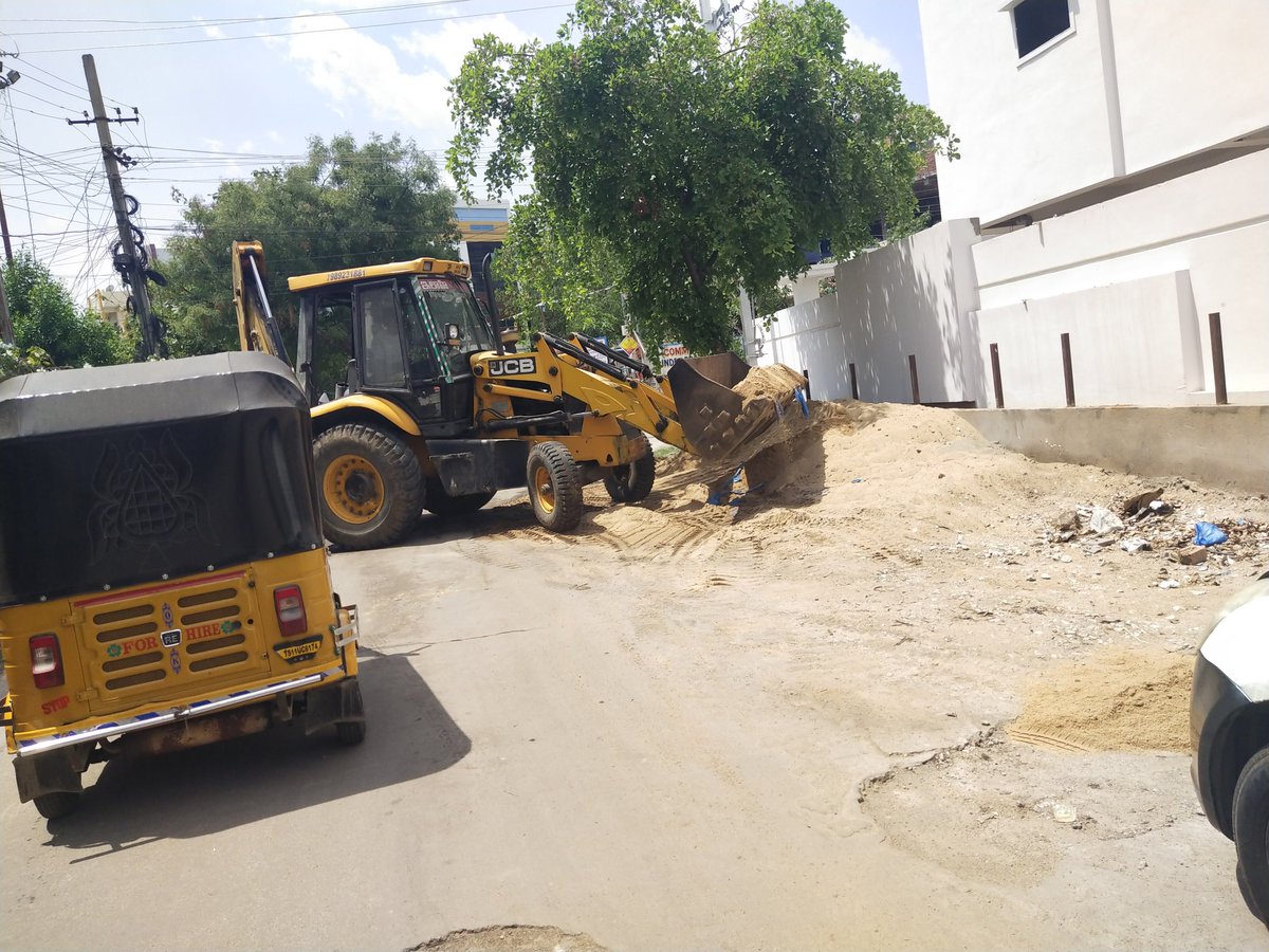 acp_c4's tweet photo. @INDIA_JUSTICE5 @GHMCOnline @DC_LBNagar @GadwalvijayaTRS @KTRBRS @ghmcae_ward16 @ZC_LBNagar Respected citizen
Removal of sand work in progress in Gokul enclave
Regards
ACP -4
L B Nagar https://t.co/0fwLrdUnvh