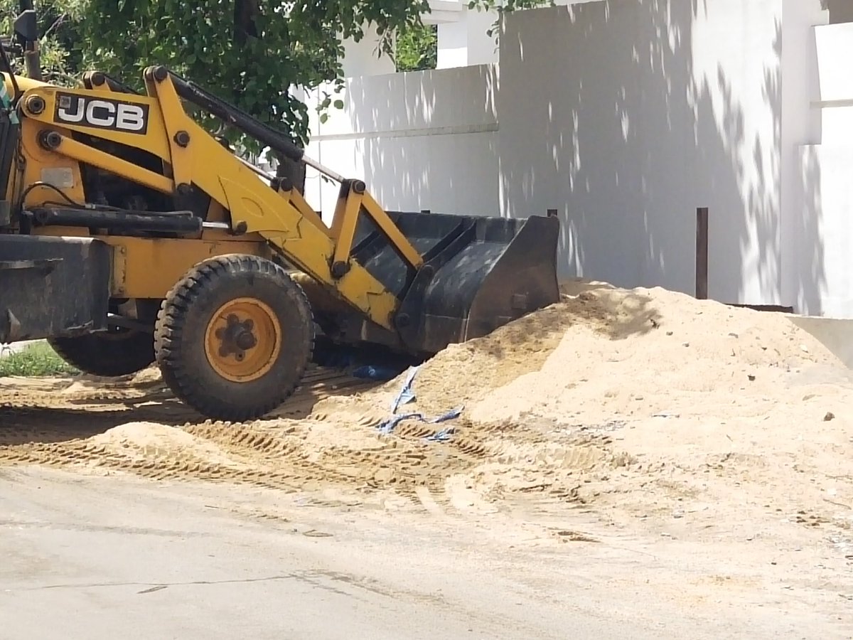 acp_c4's tweet photo. @INDIA_JUSTICE5 @GHMCOnline @DC_LBNagar @GadwalvijayaTRS @KTRBRS @ghmcae_ward16 @ZC_LBNagar Respected citizen
Removal of sand work in progress in Gokul enclave
Regards
ACP -4
L B Nagar https://t.co/0fwLrdUnvh