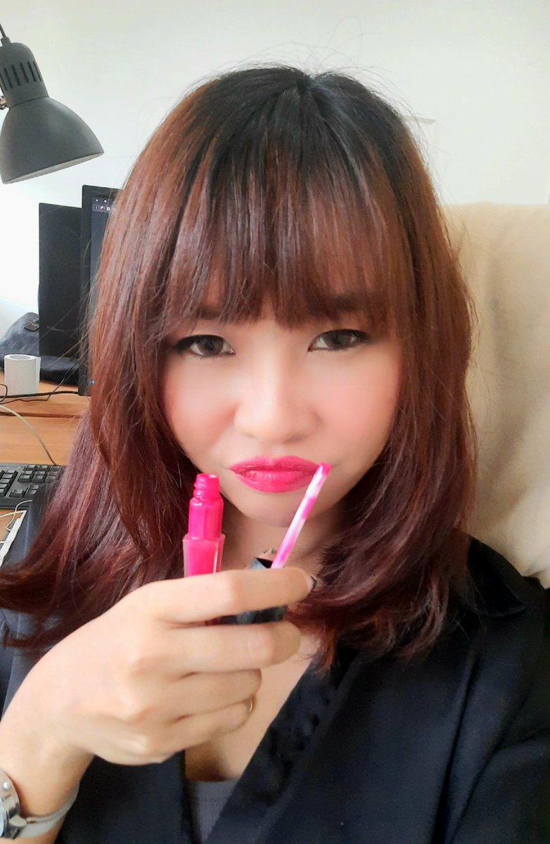 zenithika's tweet photo. 3. Just broke my lip wand. 
Yep. https://t.co/azRq9n1RGt
