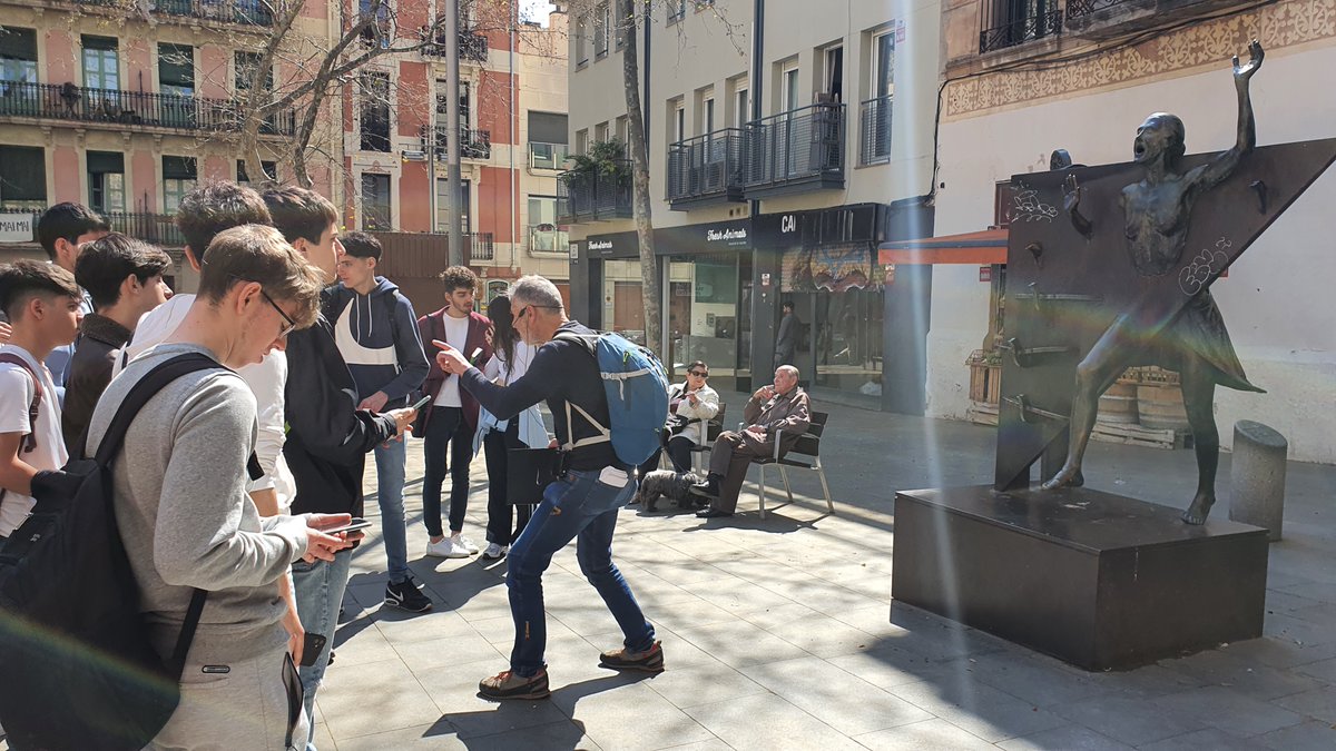 inselcalamot's tweet photo. Ahir els alumnes de 2nBAT van fer la ruta de La plaça del Diamant al barri de Gràcia per conèixer els escenaris de la novel·la de @RodoredaMerce. Com va dir l'escriptora: "La vida, perquè sigui vida, s'ha de viure a poc a poc". #BATCalamot #SomCalamot #llenguacatalana #literatura https://t.co/X17aLjChW5