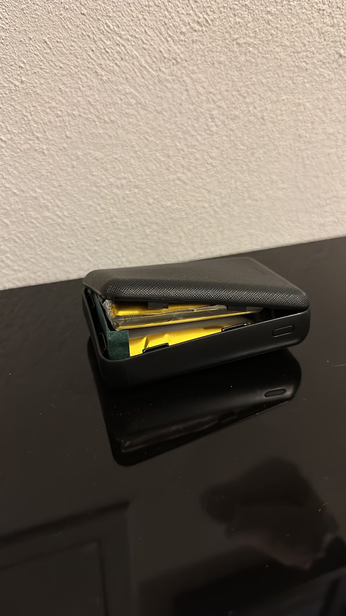 schwabe85's tweet photo. @AmazonNewsDE  mein Bruder hat eine aufgeplatzte Powerbank und dies an der Hotline auch so erklärt. Aber laut Hotline soll er diesen zurücksenden. Ist dies ratsam so einen Akku per Post zu versenden? https://t.co/iIkIXok11R