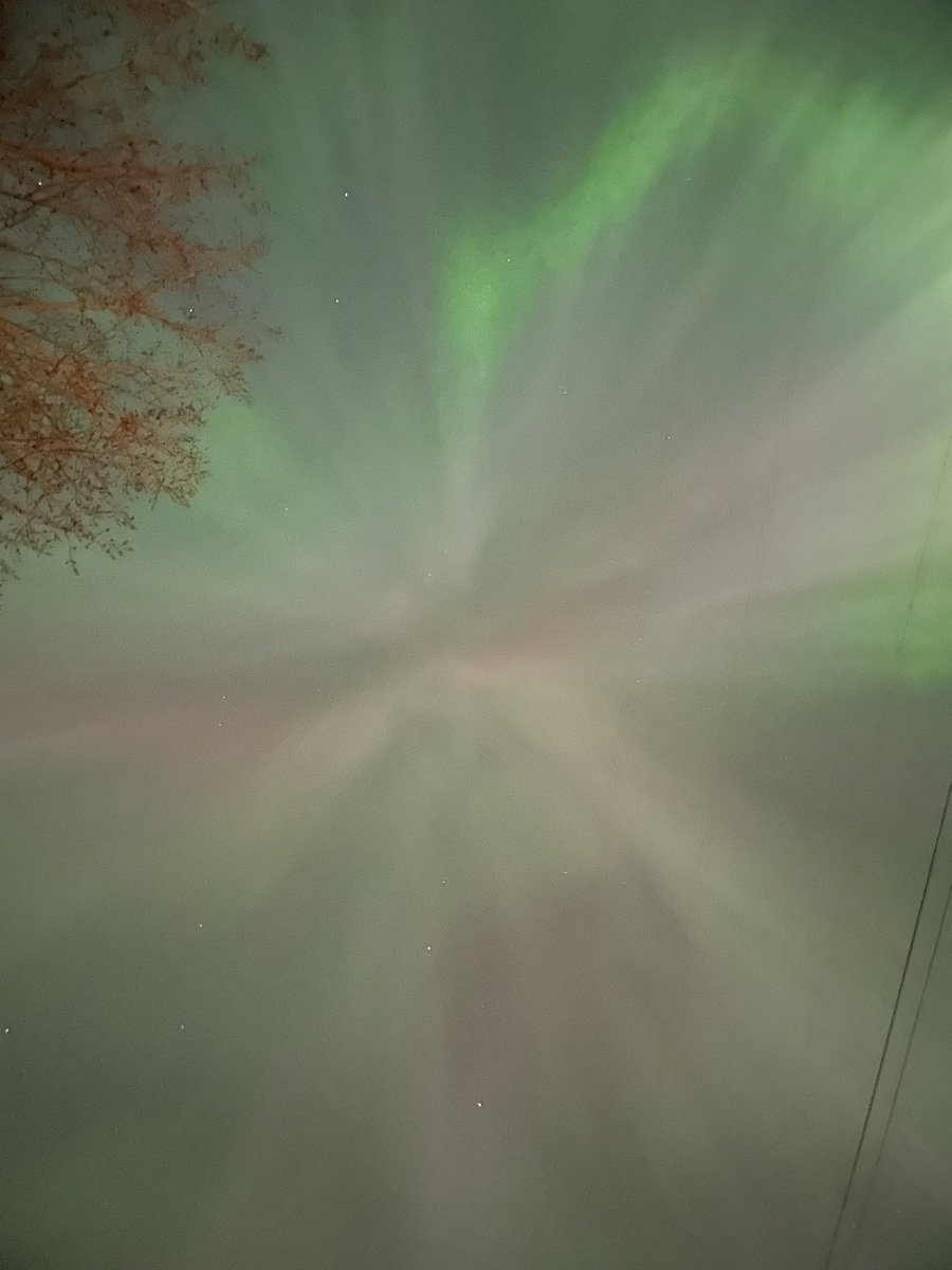 Pamelajim9's tweet photo. Mi esposo sacó al perro a caminar a media noche, y me llama y me dice: Pame baje corriendo, hay auroras boreales… es increíblemente bonito 🥰 https://t.co/9wfscOuQcx