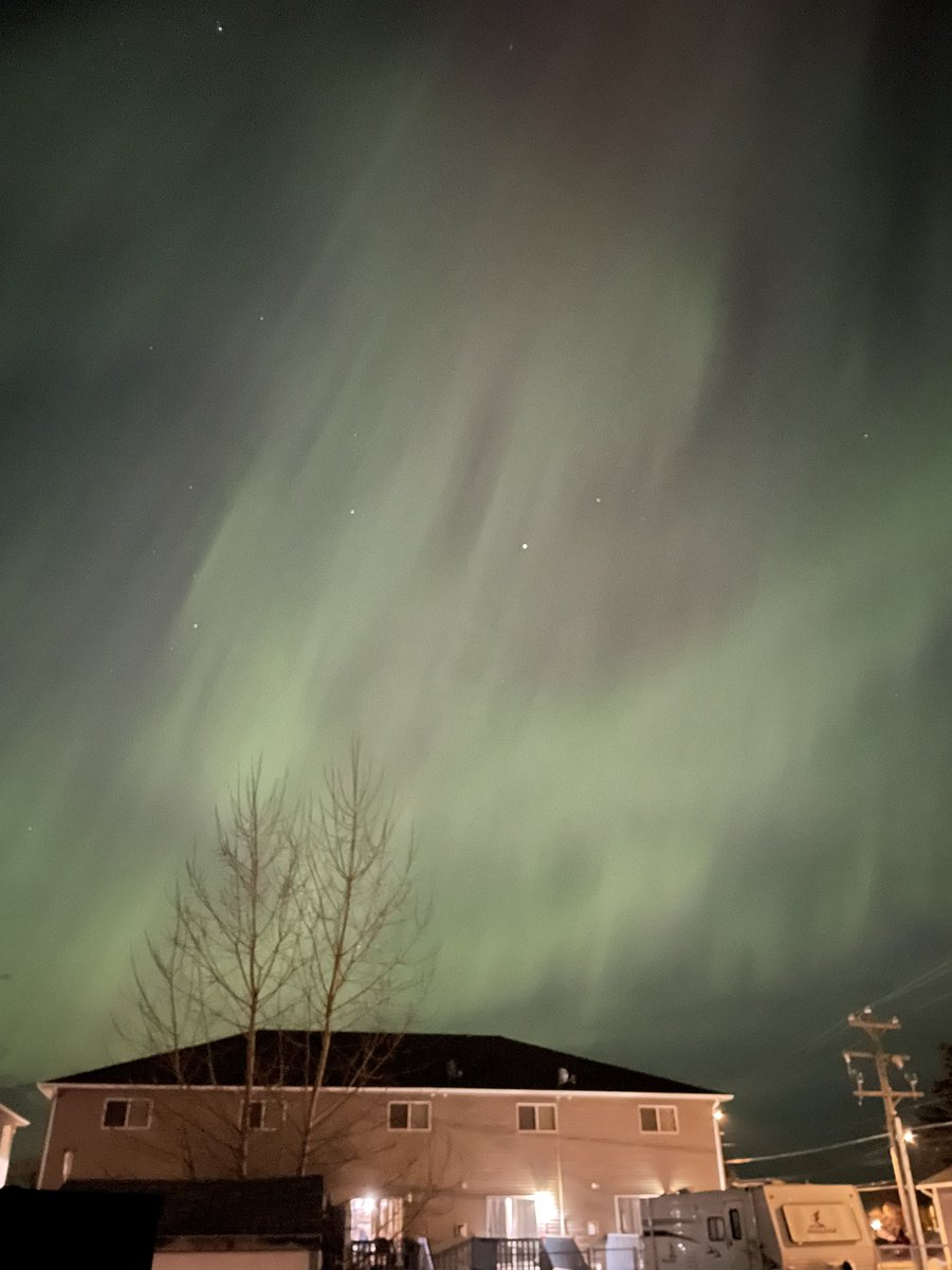Pamelajim9's tweet photo. Mi esposo sacó al perro a caminar a media noche, y me llama y me dice: Pame baje corriendo, hay auroras boreales… es increíblemente bonito 🥰 https://t.co/9wfscOuQcx