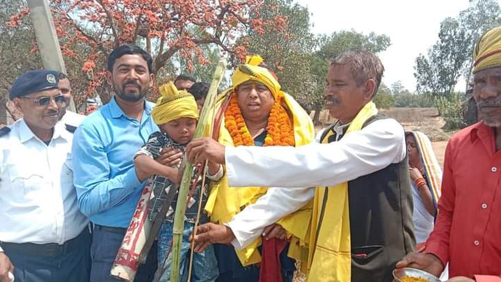 #ParivartanYatra#UttarPradesh #Day4

भारत मुक्ति मोर्चा व बहुजन क्रांति मोर्चा EVM भंडाफोड़ राष्ट्रव्यापी परिवर्तन यात्रा पार्ट- 2
मढ़ियावन, मिर्ज़ापुर में सोनभद्र के कार्यकर्ताओं ने EVM भंडाफोड़ परिवर्तन यात्रा को रिसीव करके यात्रा का स्वागत किया।