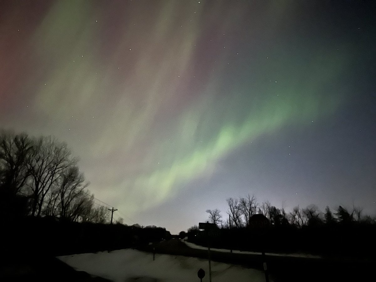 peter_eliason's tweet photo. Northern lights north of Minneapolis, MN in Forest Lake. 1:30am https://t.co/u3wEl7yLSY