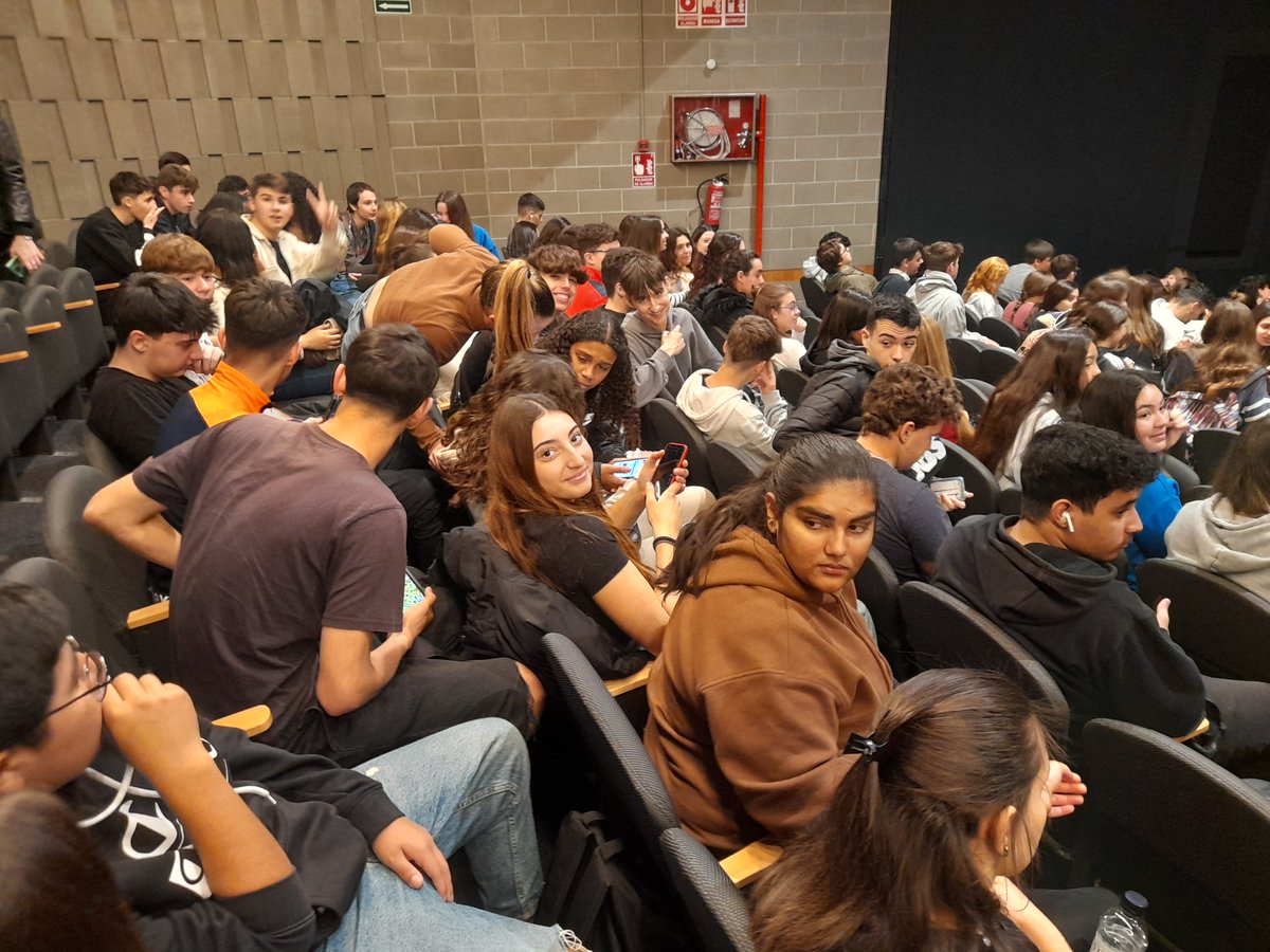 inselcalamot's tweet photo. Dimecres els alumnes de 1r BAT van gaudir de l'obra de teatre L'alegria que passa, de Santiago Rusiñol, al @teatrepoliorama . L'espectacle musical de @dagolldagom va entusiasmar els alumnes. Visca el 🎭!!! #BATCalamot #SomCalamot #llenguacatalana #literaturacatalana https://t.co/q9ZvDT8qVN