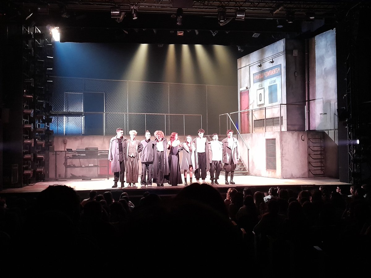 inselcalamot's tweet photo. Dimecres els alumnes de 1r BAT van gaudir de l'obra de teatre L'alegria que passa, de Santiago Rusiñol, al @teatrepoliorama . L'espectacle musical de @dagolldagom va entusiasmar els alumnes. Visca el 🎭!!! #BATCalamot #SomCalamot #llenguacatalana #literaturacatalana https://t.co/q9ZvDT8qVN