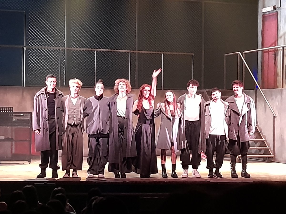 inselcalamot's tweet photo. Dimecres els alumnes de 1r BAT van gaudir de l'obra de teatre L'alegria que passa, de Santiago Rusiñol, al @teatrepoliorama . L'espectacle musical de @dagolldagom va entusiasmar els alumnes. Visca el 🎭!!! #BATCalamot #SomCalamot #llenguacatalana #literaturacatalana https://t.co/q9ZvDT8qVN