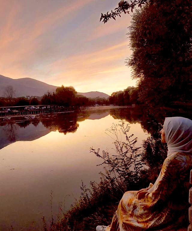 Kau tidak harus menemukan orang sepertiku, entah ia lebih baik atau lebih buruk. Kau hanya perlu menemukan seseorang yang membuatmu merasa nyaman, seseorang yang ketika tak di dekatmu, kau merasa rindu.

☕️🌹