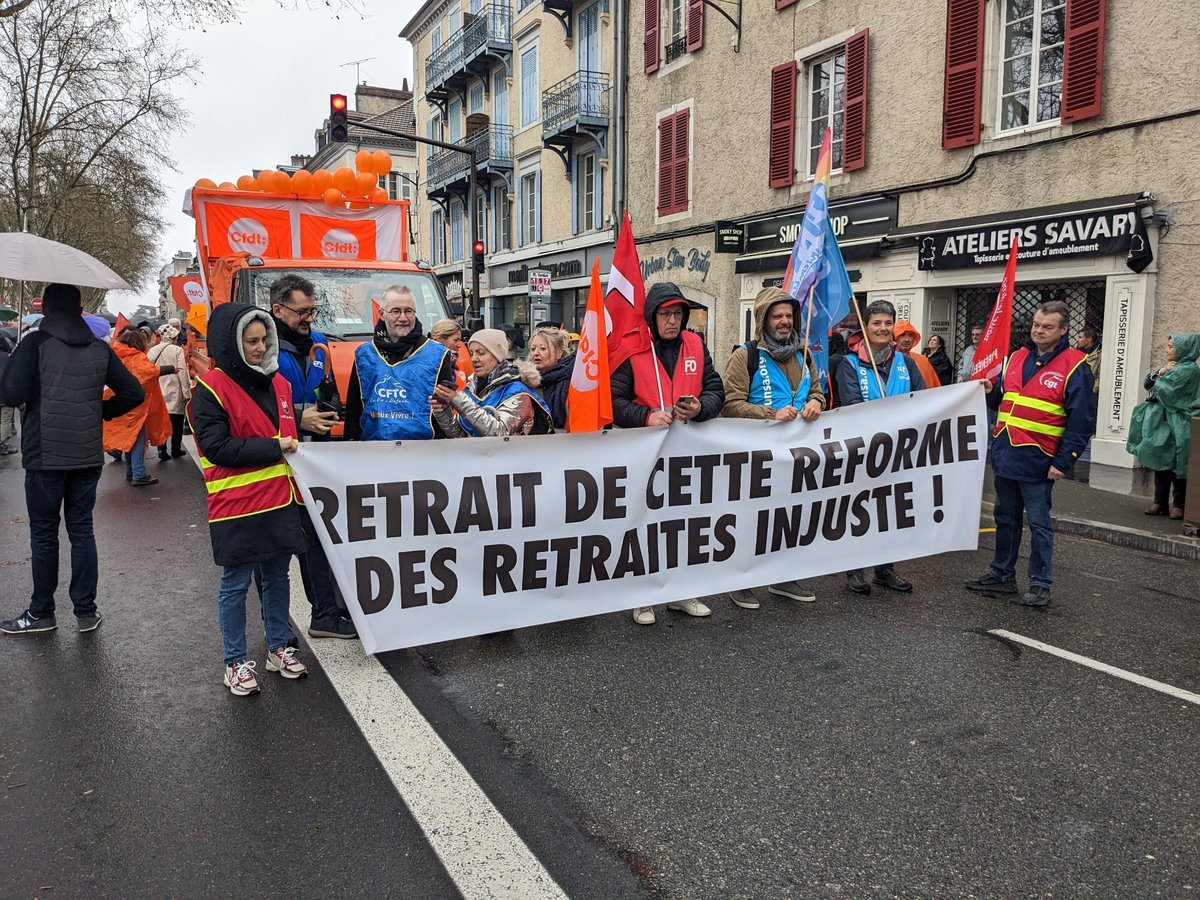 CD64UNSATER's tweet photo. Encore 14000 manifestants contre la réforme des retraites dans les Pyrénées Atlantiques et ce malgré la pluie et l'ouverture de la pêche à la truite. @UNSA_officiel @UnsaFP @FedUNSATer https://t.co/Y92LGt0Cf3