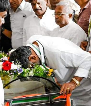 INCKarnataka's tweet photo. ಚಾಮರಾಜನಗರದ ಹೆಗ್ಗವಾಡಿಯಲ್ಲಿ ನಡೆದ ಕಾಂಗ್ರೆಸ್ ಹಿರಿಯ ಮುಖಂಡರಾದ ಧ್ರುವನಾರಾಯಣ್ ಅವರ ಪಾರ್ಥಿವ ಶರೀರದ ಅಂತ್ಯಸಂಸ್ಕಾರದಲ್ಲಿ ಕೆಪಿಸಿಸಿ ಅಧ್ಯಕ್ಷರಾದ @DKShivakumar, ವಿಧಾನಸಭೆ ವಿರೋಧ ಪಕ್ಷದ ನಾಯಕರಾದ @siddaramaiah ಅವರು ಪಾಲ್ಗೊಂಡು ಅಂತಿಮ ಗೌರವ ಅರ್ಪಿಸಿದರು. https://t.co/SXkBU0W4gU