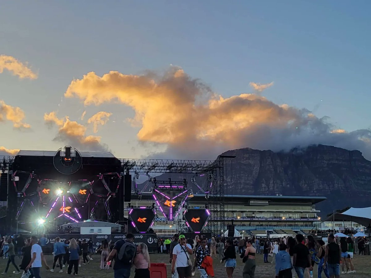 hibiscus351's tweet photo. I've never been to an EDM music festival... So I thought why not experience it for the first time in a new country on a new continent? 
It was a blast 💥
#ultra #ultrasouthafrica #ultra23 #capetown https://t.co/RncW7Z1q1t