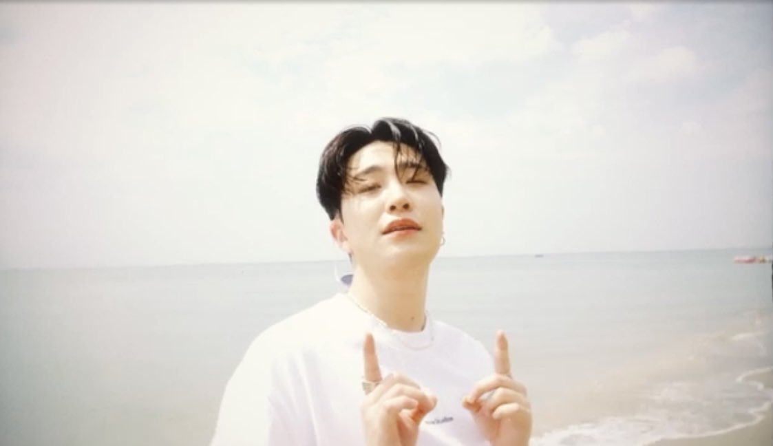 Patcha9394's tweet photo. เพลงเพราะมาก ดูMVแล้วทำให้อยากไปบางแสนเลย🪸🏖️🏝️

🔗https://t.co/fe4KwnaSG2 

ERRRDAY UOT NOW
#ErrrDay_With_Youngjae
#ErrrDay #ErrrDay_Youngjae 
@YOUNGJAExArs https://t.co/ArR9oNZDEw