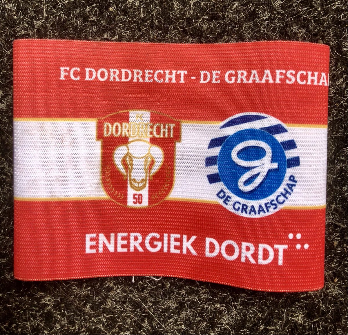 Het is misschien een schrale troost ⁦<a href="/fcdordrechtnl/">FC Dordrecht</a>⁩ maar jongens B1 ⁦<a href="/hockeyclubDMHC/">Hockeyclub DMHC</a>⁩ heeft gisteren een klinkende overwinning behaald van 0-6 uit tegen Berkel-Rodenrijs (altijd lastig) met deze aanvoerdersband #dorgra #energiekdordt