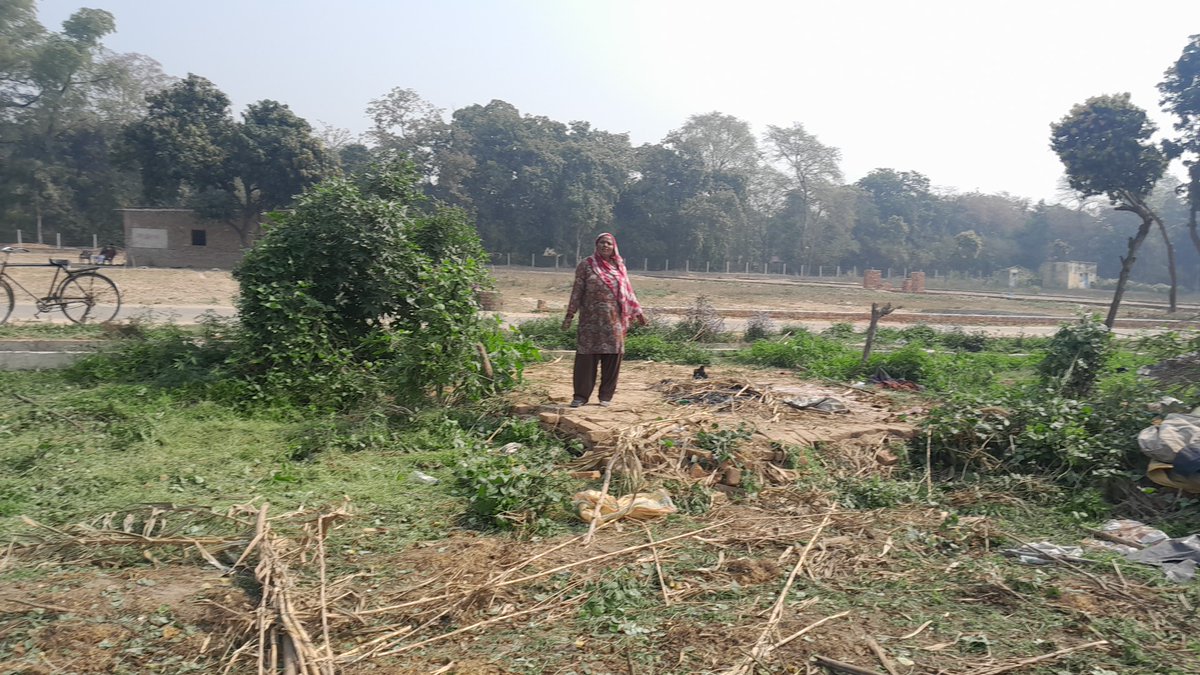 भू माफ़िया ने जमीन पर बनी झोपड़ी में भी लगाई आग झोपड़ी में बंध रही गाय को खोलकर ले गए भू माफिया आखिर भू माफिया को किसका मिल रहा संरक्षण नगर कोतवाली के शास्त्री नगर जटिवन पार्क के सामने का मामला